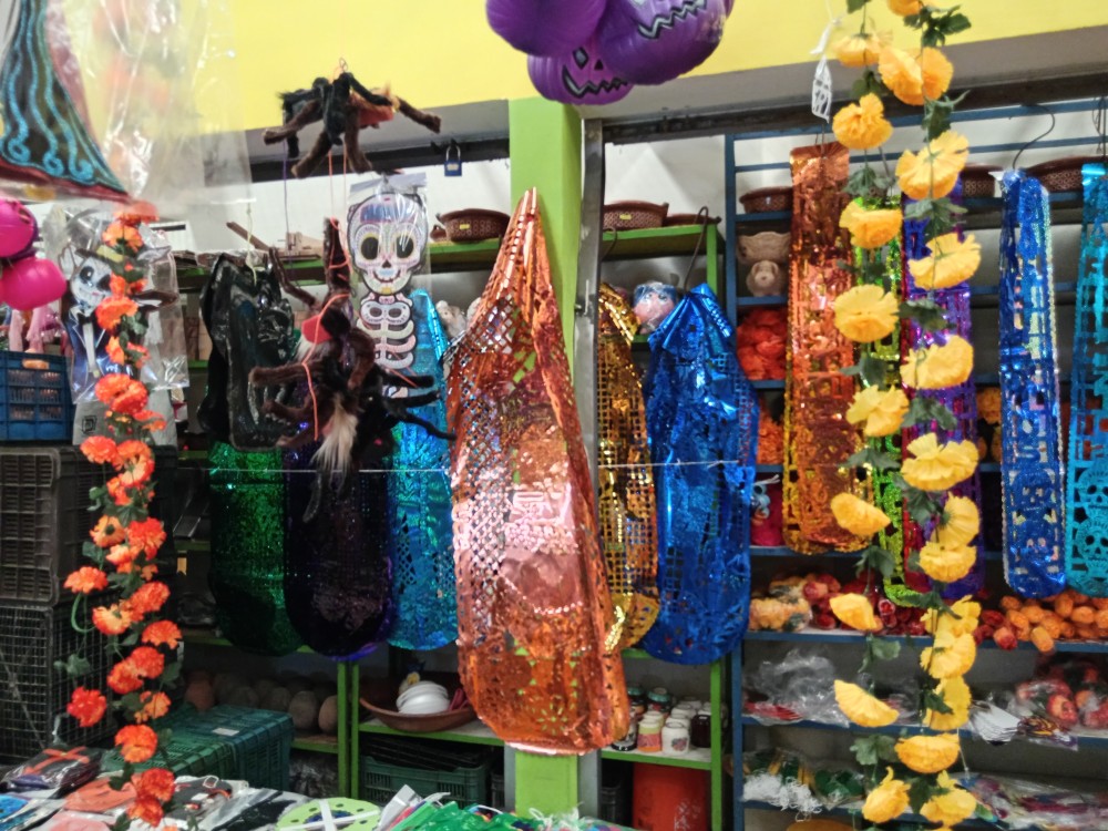 Colorido en el mercado con las características al Día de Muertos