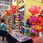 Colorido en el mercado con las características al Día de Muertos