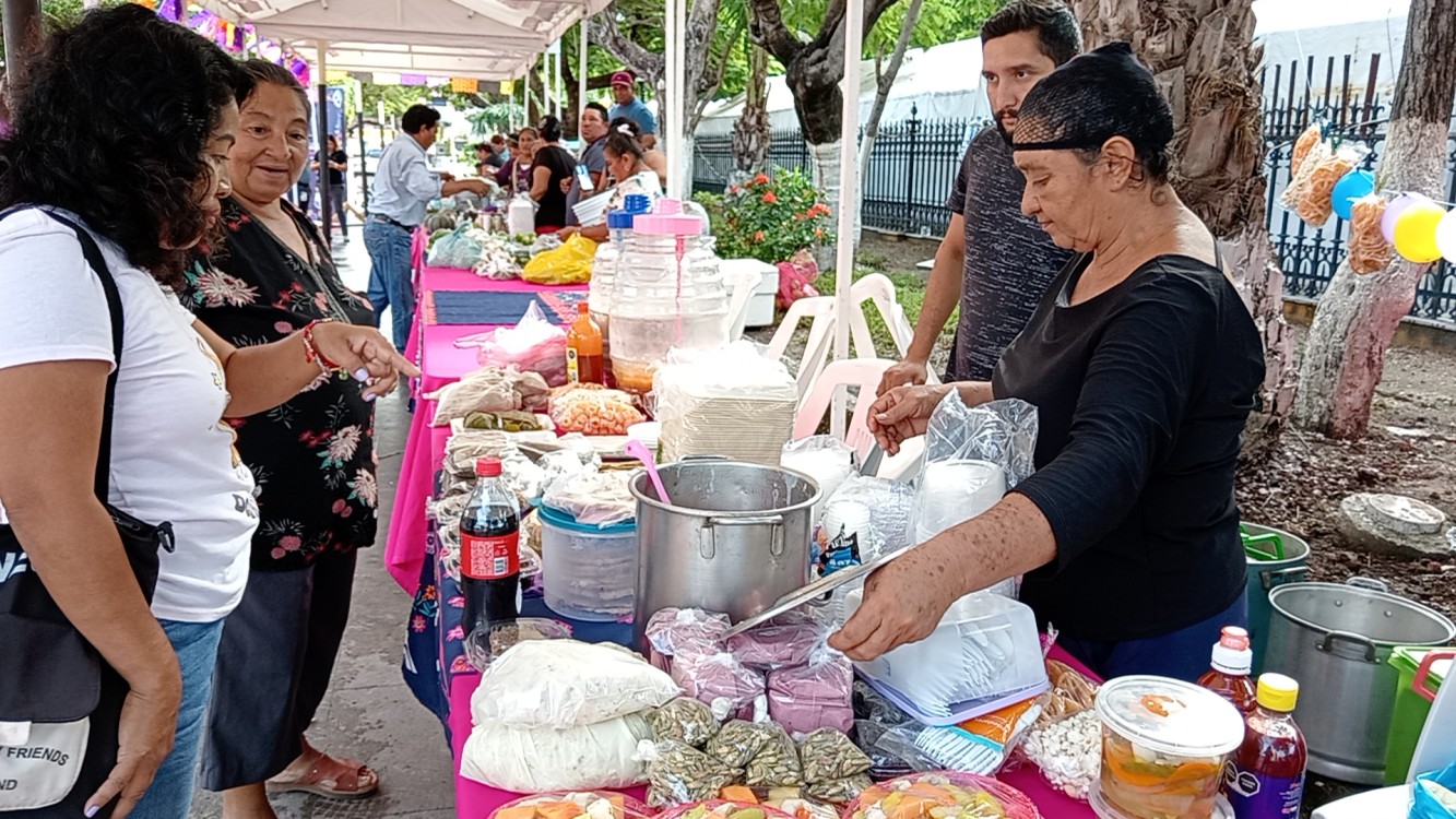 Productores de sembrando vida participan en el tianguis campesino