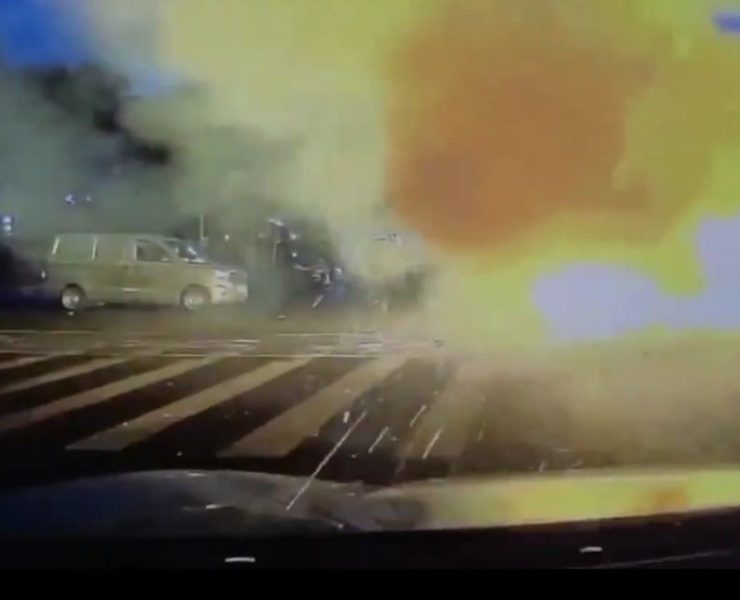 ¡Impactante! Motocicleta eléctrica explota ¡Conductor se salva de milagro!