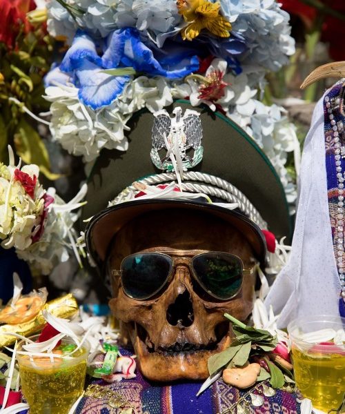 Bolivianos que dan Culto a las Calaveras
