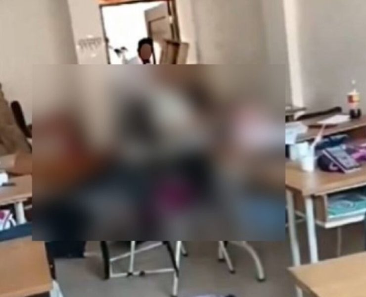 Novio asesina a su novia en salón de clases
