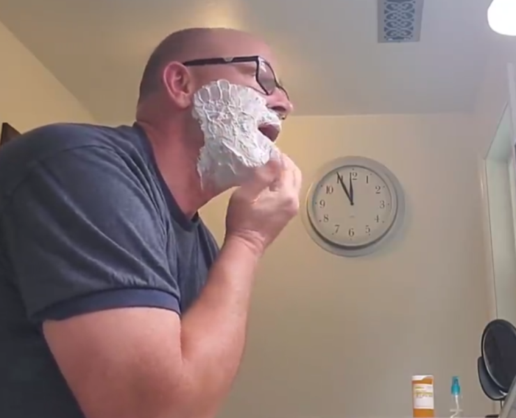 El Huérfano que Responde Preguntas Como un Padre y Ayuda a Miles