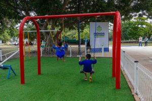 El Ayuntamiento encabezado por Cecilia Patrón, entregó el día de hoy, nuevos parques en el sur de Mérida, con el que se fomenta la convivencia familiar.