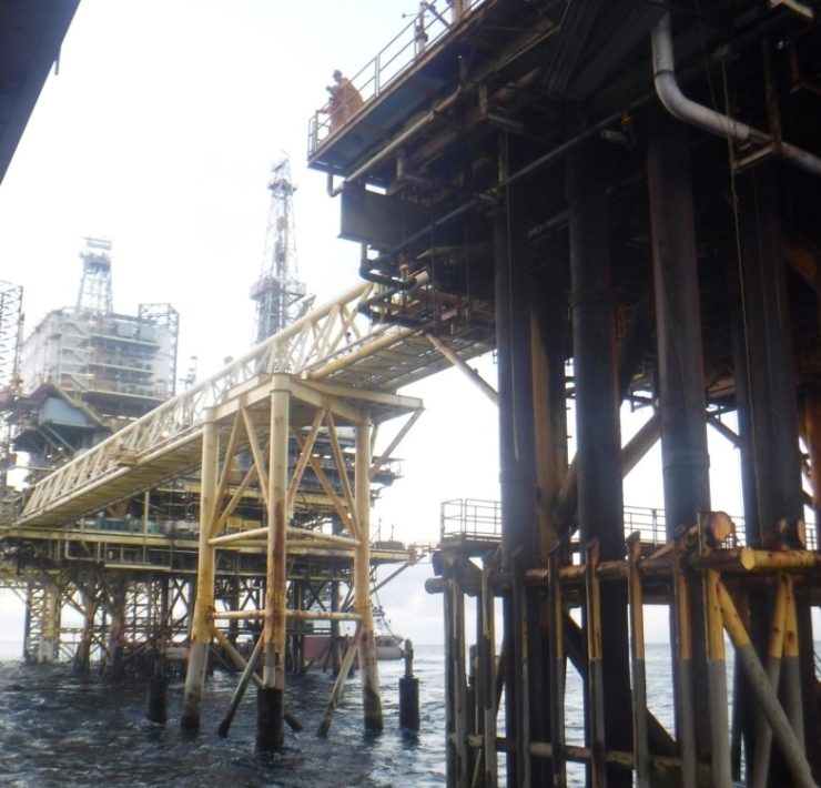 Pemex debe parar la producción de plataformas obsoletas