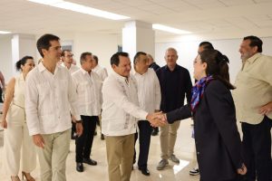 Aeroméxico inauguró su Sala Premier, en el Aeropuerto Internacional de Mérida, y el Gobernador de Yucatán, Joaquín Díaz Mena, encabezó este evento.