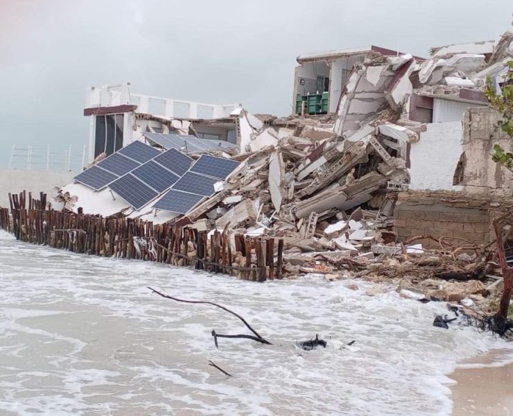 ¡Impactante! Se cae una casa en Chuburná Puerto tras el paso de Milton