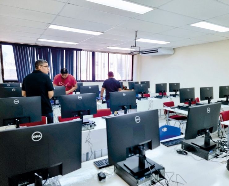 UNACAR debe a jubilados, pero gasta $20 MDP en renta de 533 computadoras