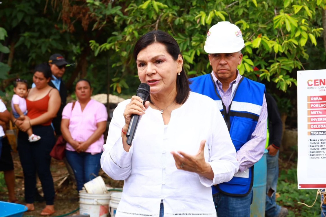 Yolanda Osuna dio inicio la construcción de pisos firmes para 45 familias