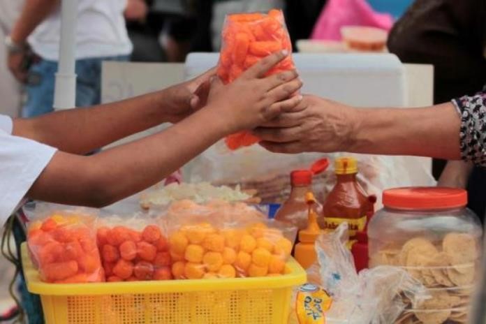Nuevas medidas para prohibir la venta de comida chatarra en escuelas