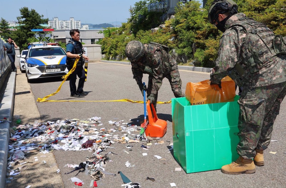 Corea del Norte lanza basura al sur