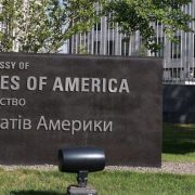 Estados Unidos cierra embajada en Kiev por alerta de bombardeo