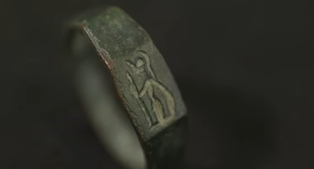 El descubrimiento del anillo romano