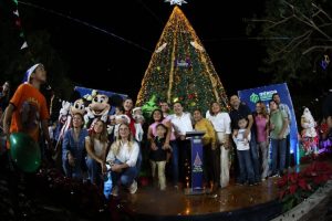 Cecilia Patrón enciende la magia navideña 🎄✨ llevando luz y esperanza al sur de Mérida. ¡Un momento inolvidable para las familias!