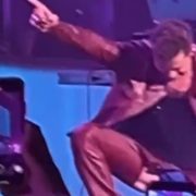 David Bisbal pierde el pantalón en concierto y reacciona divertido