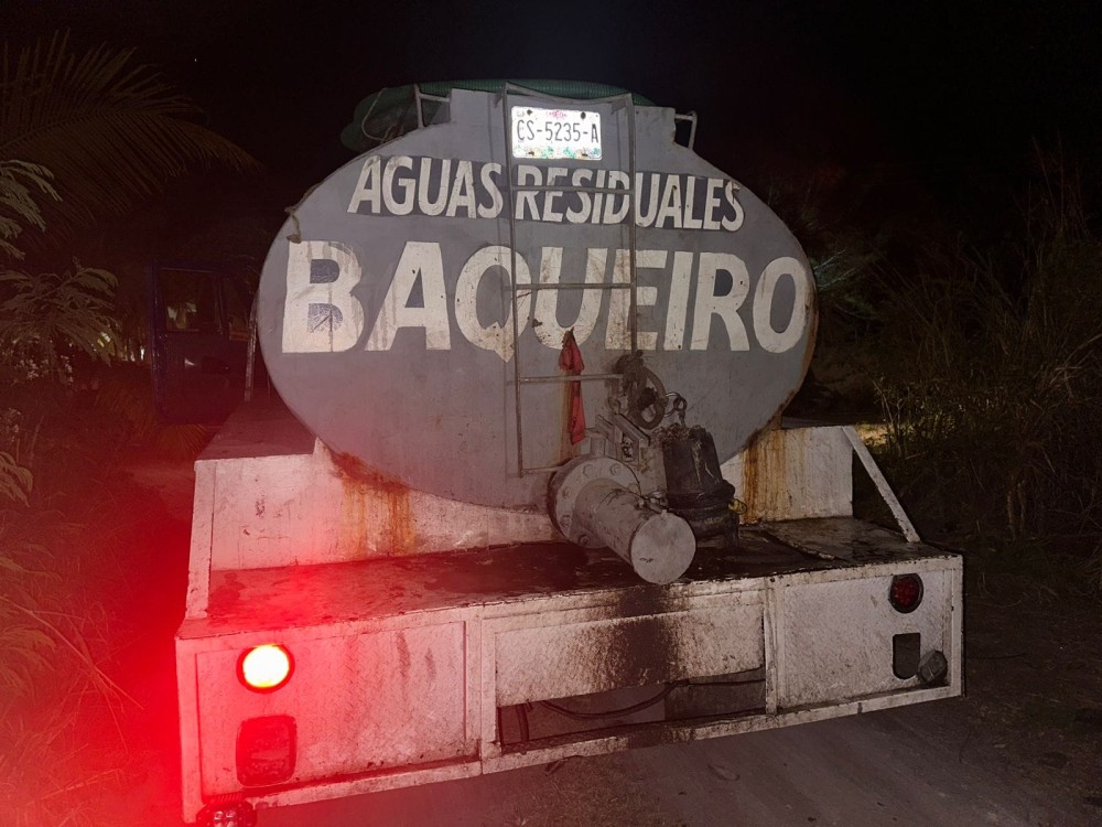 Detienen pipa de aguas negras