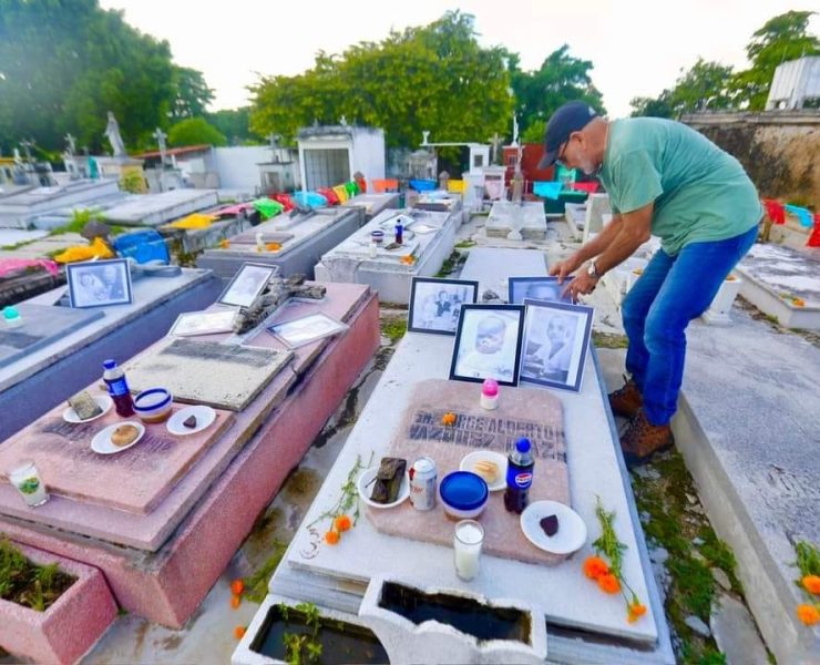 Don Francisco Cervera honra a su familia con hermosas ofrendas en el Cementerio General