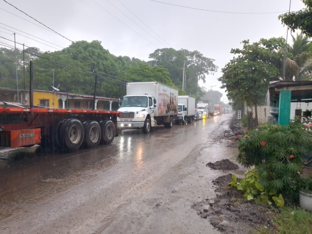 Carretera de Atasta con mucho tráfico de vehículos pesados