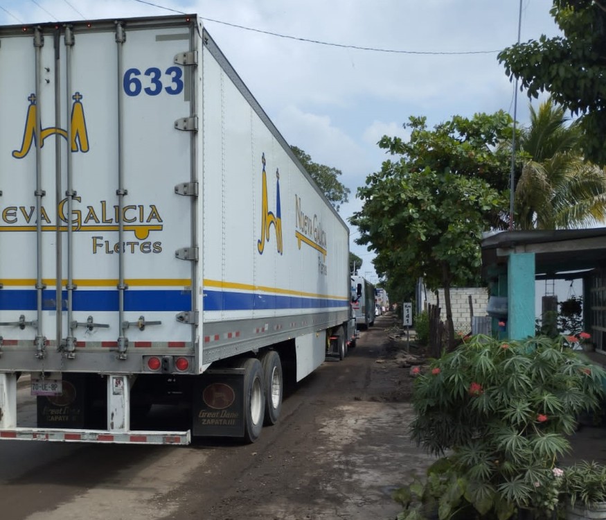 Carretera de Atasta con mucho tráfico de vehículos pesados