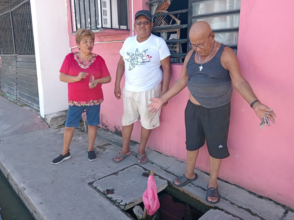 Banqueta canal sin tapa representa un peligro