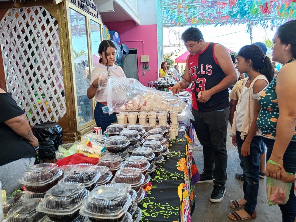 Favorable tianguis del Día de Muertos en el mercado