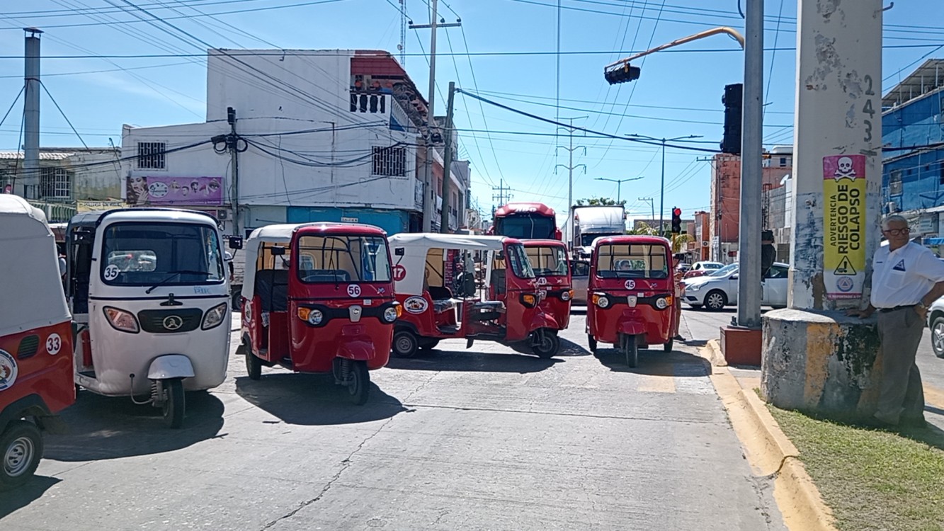 Con gases lacrimógenos dispersan manifestación de pochimóviles