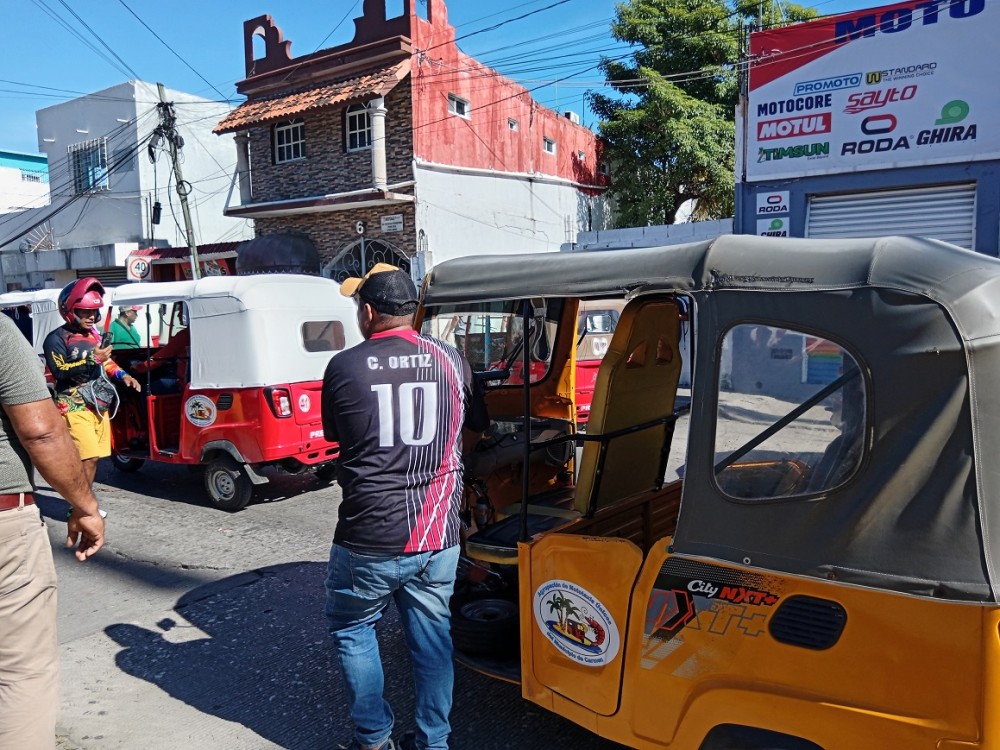 Continúa detenido representante de pochimoviles