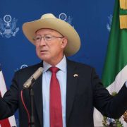 Ken Salazar critica la estrategia de seguridad de AMLO y espera nueva colaboración con Claudia Sheinbaum