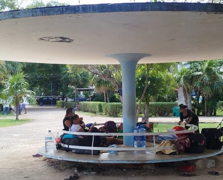 Una crisis humanitaria: Familia de Venezuela viviendo en parque de Yucatán