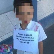 Niño se burla de un niña y lo ponen a vender chicles