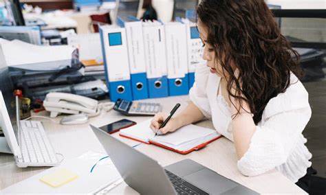 4. Asistente administrativo: Alta demanda, baja satisfacción