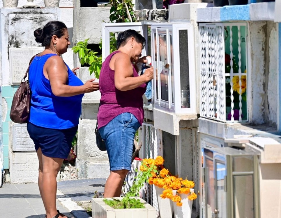 Cientos de carmelitas visitan a sus seres queridos muertos en este día en los panteones