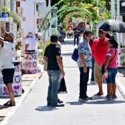 Cientos de carmelitas visitan a sus seres queridos muertos en este día en los panteones