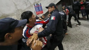 La violencia entre aficionados de Atlas y Chivas empañó una noche que debía ser de celebración futbolística.