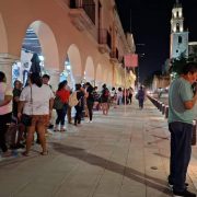 Peleas en la entrega de boletos en Xmatkuil caos y tensión en las filas