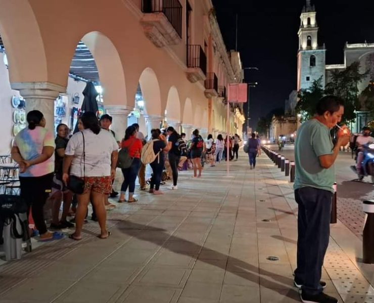 Peleas en la entrega de boletos en Xmatkuil caos y tensión en las filas