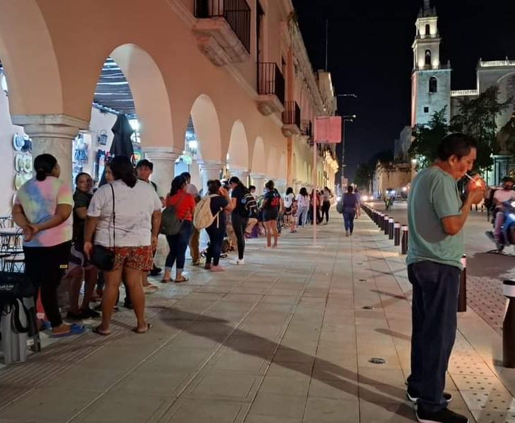 Peleas en la entrega de boletos en Xmatkuil caos y tensión en las filas