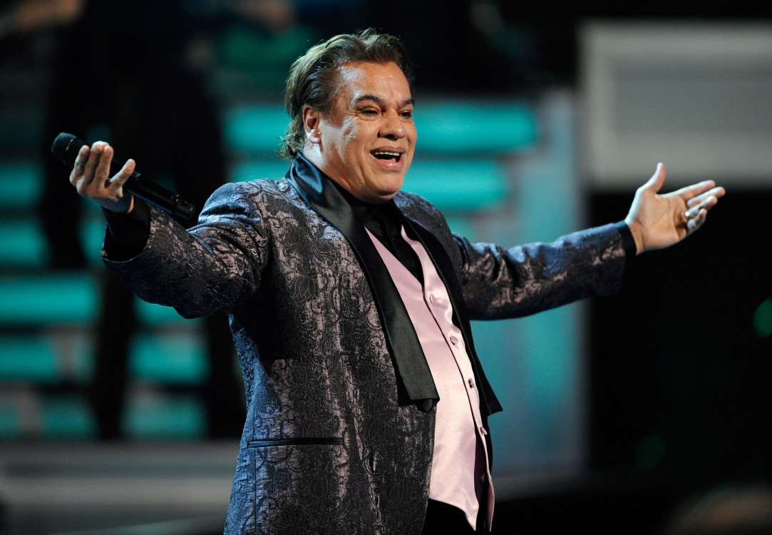 ¡Juan Gabriel Ropa de Diseñador! ¡Una Colección Exclusiva!