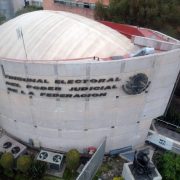 Sheinbaum sugiere al INE que el TEPJF resuelva los amparos que frenan proceso electoral del PJF, cuestionando la intervención de la SCJN