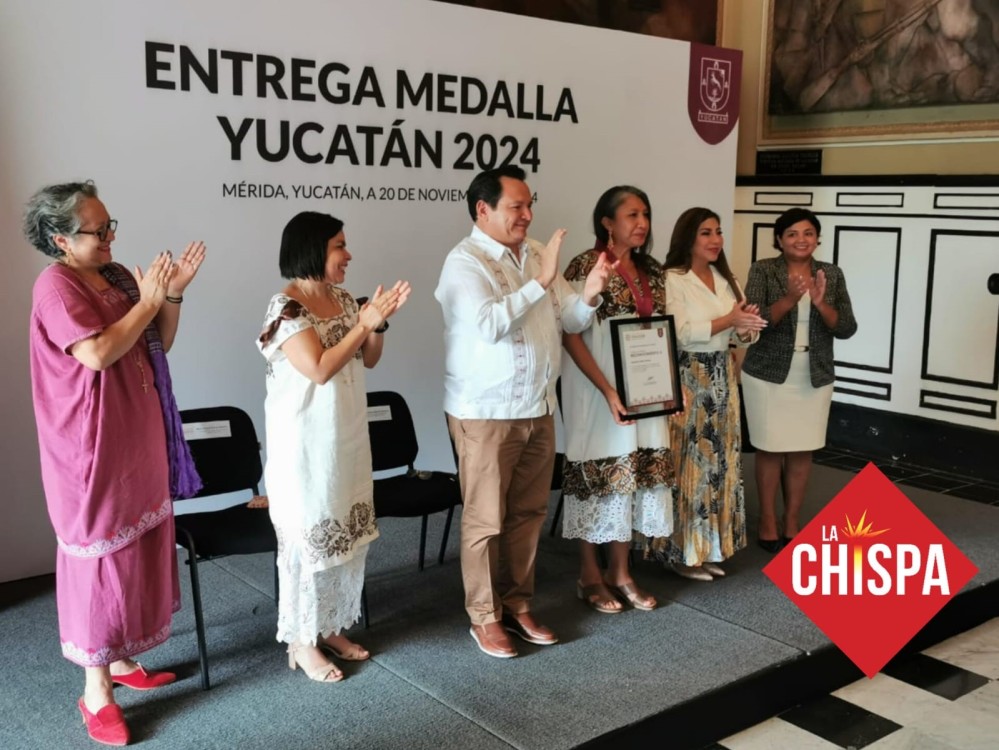 Loeza Flores, originaria de Tecoh, Yucatán, quien ha dedicado su carrera a preservar y promover las raíces culturales mayas a través del teatro.