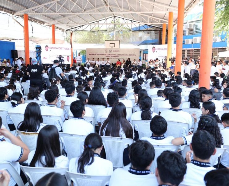 Gobierno del Pueblo entrega tablets a estudiantes de secundaria en Comalcalco
