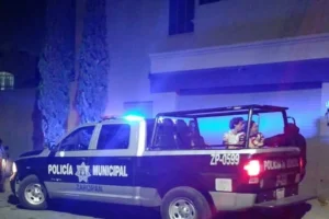 A las afueras del Estadio Akron, un seguidor del Atlas fue atropellado por aficionados de Chivas en un acto de violencia tras el partido.