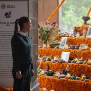 Claudia Sheinbaum honra a las mujeres que hicieron historia en la ofrenda del Día de Muertos en Palacio Nacional
