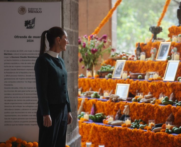 Claudia Sheinbaum honra a las mujeres que hicieron historia en la ofrenda del Día de Muertos en Palacio Nacional