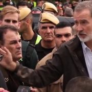 Reyes de España y Pedro Sánchez enfrentan protestas en su visita a zona afectada por inundaciones en Valencia