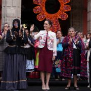 Claudia Sheinbaum anuncia impulso a la economía de mujeres indígenas artesanas con eventos y reforma de Fonart