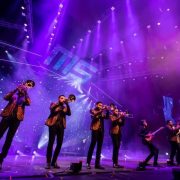 Persona moral  se convirtió en un millonario promotor de artistas y/o espectáculos de la noche a la mañana