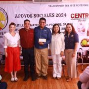 Yolanda Osuna Huerta entrega apoyos sociales a trabajadores sindicalizados