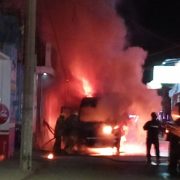 Transporte público con pasajeros en Yucatán se incendia: ¡Momentos de pánico!