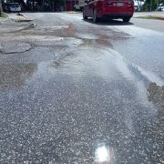 Fuga de agua hace que se pierda miles de litros cúbicos del vital líquido